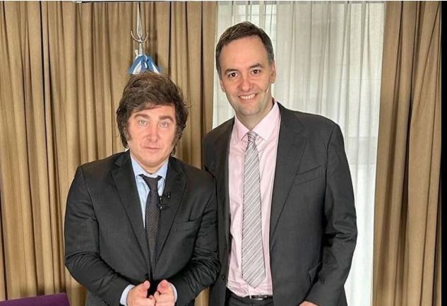 Adorni: “El presidente va a participar de un show musical porque es parte de la publicidad de su libro”