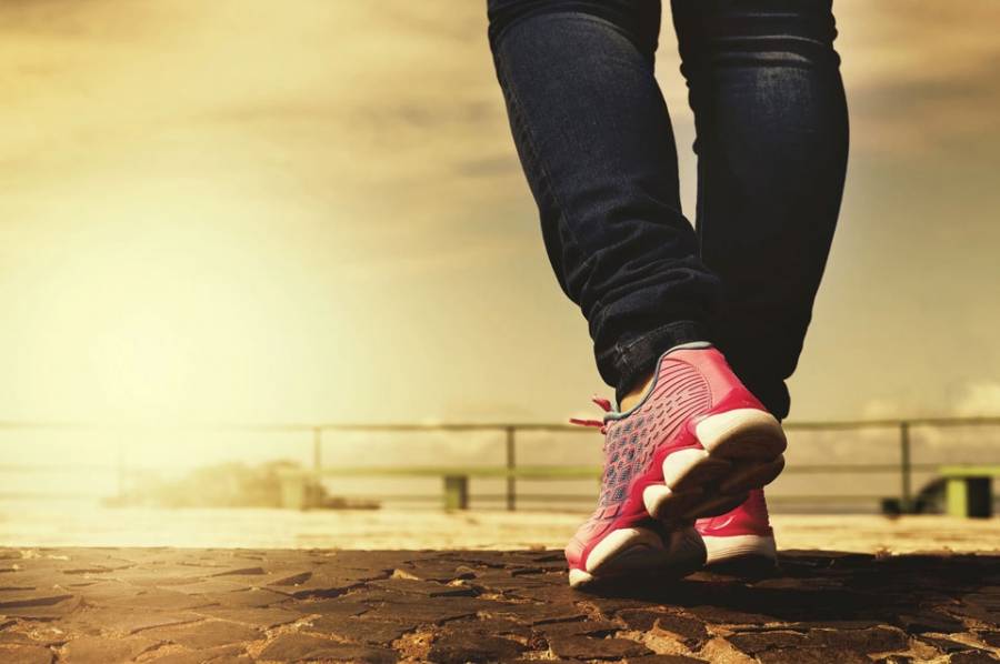 Según Harvard hay una forma ideal de caminar para mejorar la salud