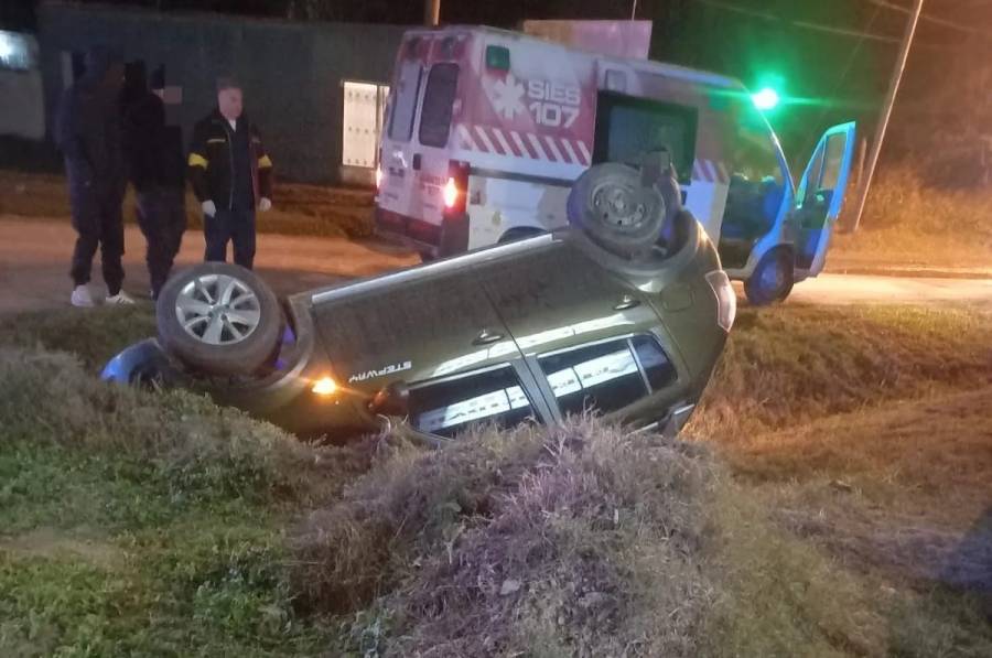 Accidente en Recreo: un auto volcó y terminó incrustado en una cuneta