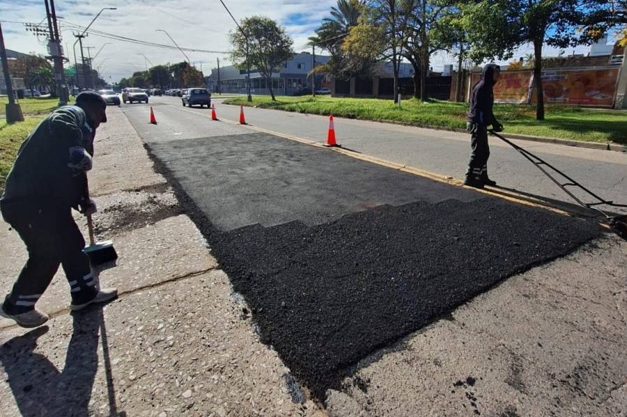 Bacheo: personal municipal avanza con las tareas en distintos puntos de la ciudad