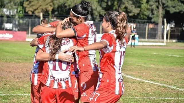 Las chicas de Unión vapulearon a Armenio y siguen imbatibles