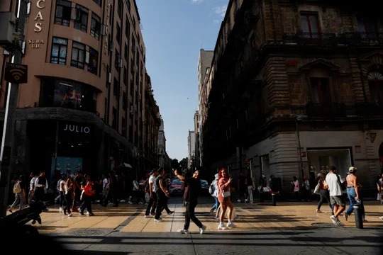Mexicanos votan en elecciones que coronarán a la primera mujer presidenta del país