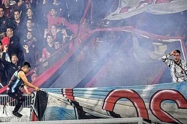 La barrabrava de Colón se hicieron notar en cancha de Newell ´s