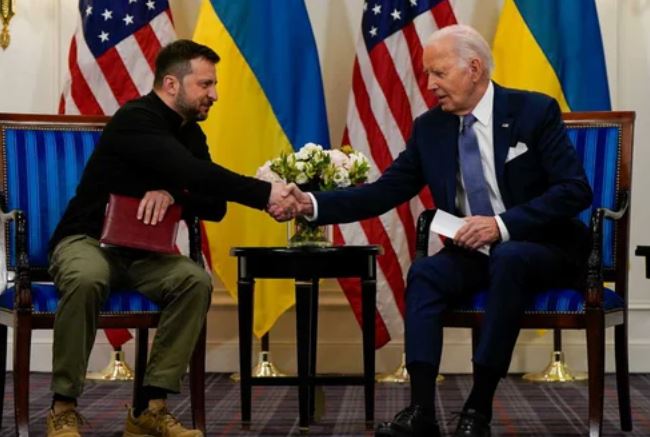 Biden pidió disculpas a Zelenski por los retrasos en el Congreso en la ayuda estadounidense