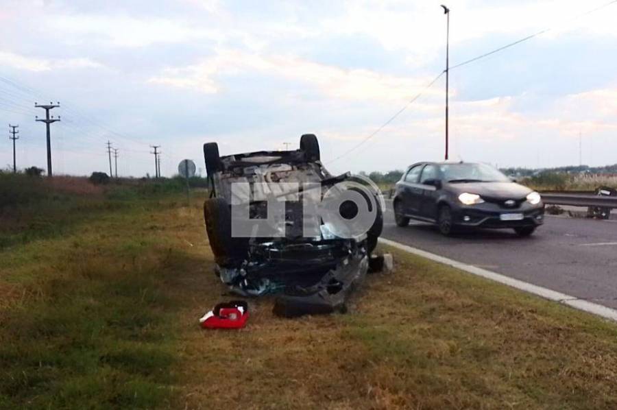 Circunvalación Oeste: con poca luz, esquivó un perro y volcó