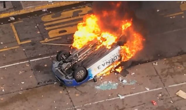 Tensión en el Congreso entre fuerzas y manifestantes: 5 diputados fueron asistidos y prendieron fuego un auto