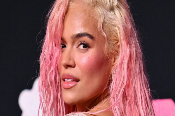 Viral: Karol G se robó un celular en Alemania