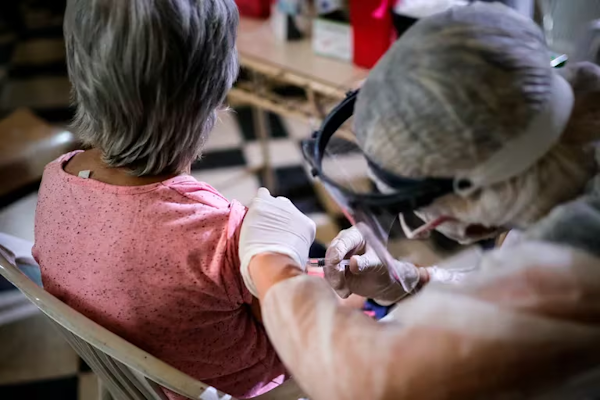 Quiénes deben vacunarse contra la gripe, la neumonía y el VSR en Argentina