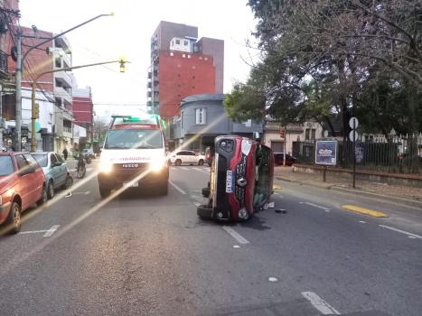 Volcó un utilitario en avenida Urquiza y Mendoza