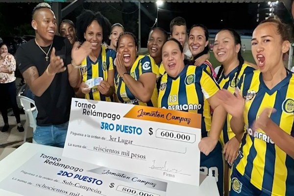 Campaz predica la religión Canalla en su equipo femenino en Colombia