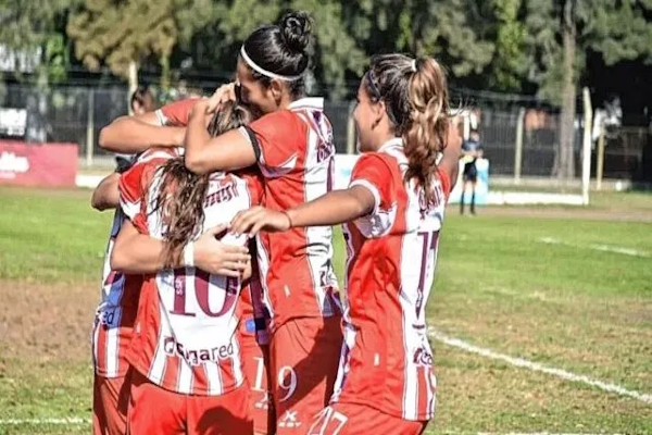 El equipo de fútbol femenino de Unión enfrenta a Argentinos