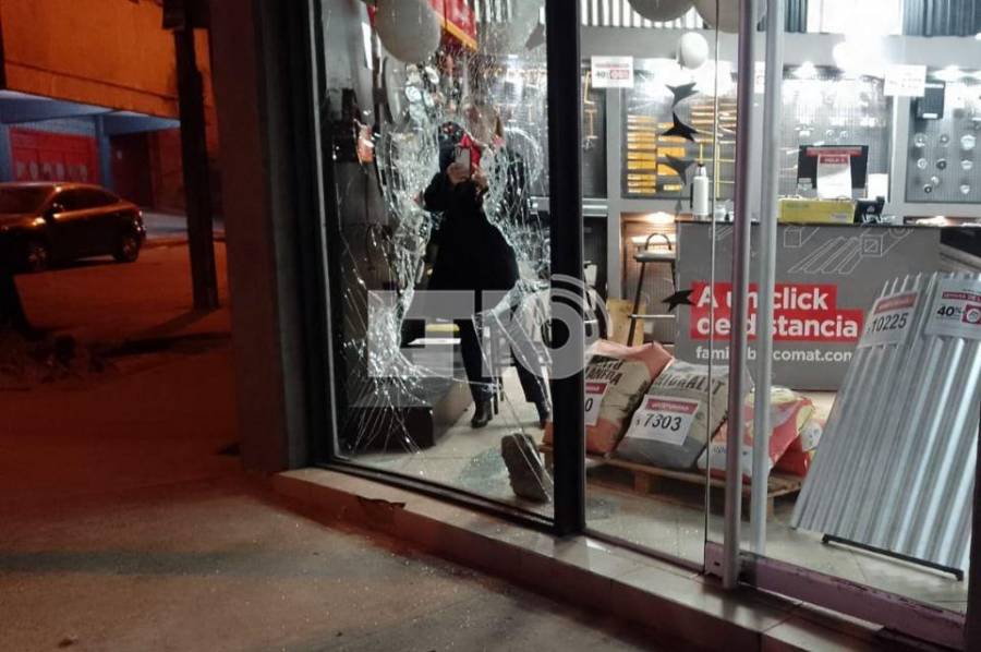 Hicieron un hueco en el blindex y entraron a robar