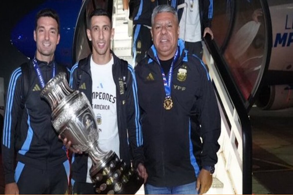 Llegaron los bicampeones al país y el recibimiento fue tremendo