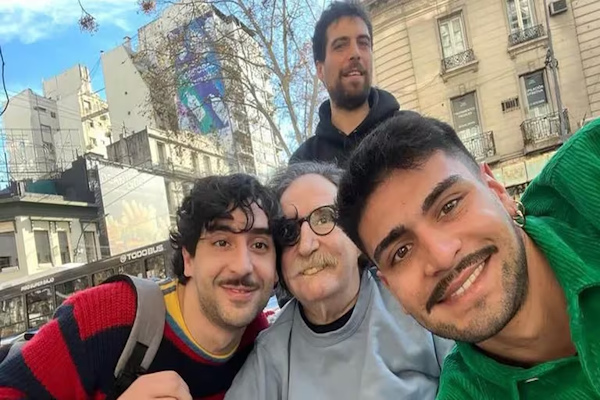 Charly García se encontró con dos fans en la puerta de su casa