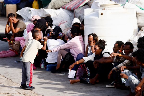 Murieron al menos 40 migrantes durante incendio de un barco 