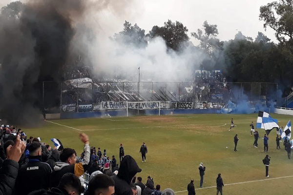Una mujer murió tras un tiroteo entre barras