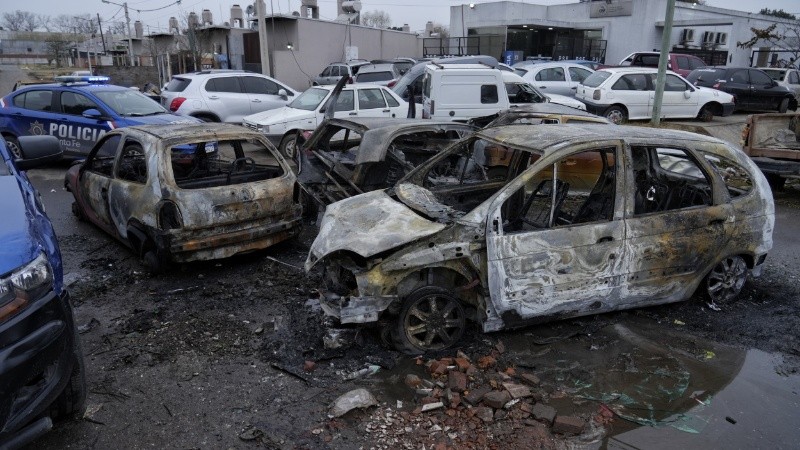 Tres autos estacionados frente a la comisaría 32ª fueron prendidos fuego