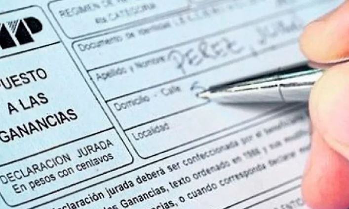 Se reglamentó con el DNU 652 el Impuesto a las Ganancias y se empieza a pagar con los sueldos de julio