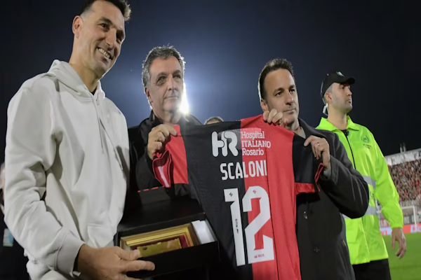 El homenaje de Newell ´s a Lionel Scaloni 