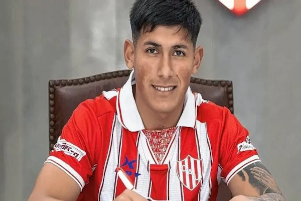 Lautaro Vargas firmó su primer contrato con Unión