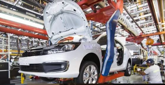 Según el INDEC, la industria manufacturera cayó un 15,2% desde enero de 2024