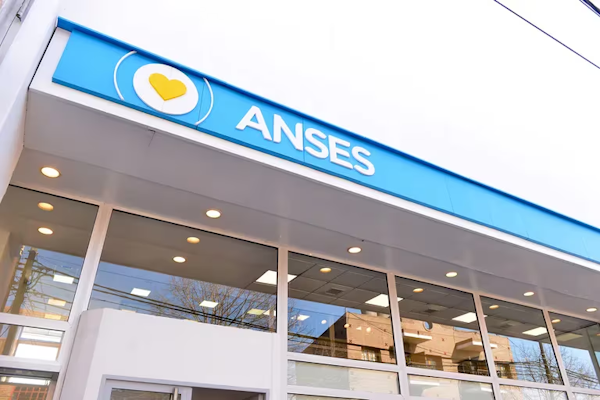 La Anses encabeza los recortes de personal en el Estado