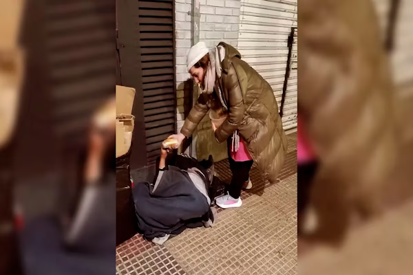 Lissa Vera, solidaria con la gente en situación de calle