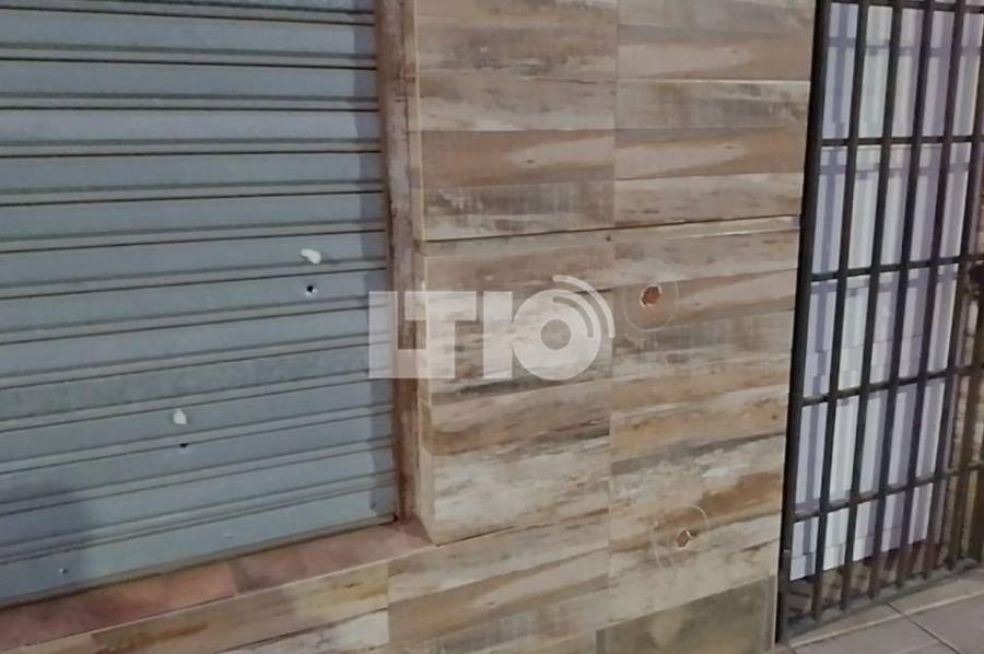 Denuncian que dispararon siete veces contra la fachada de un pool
