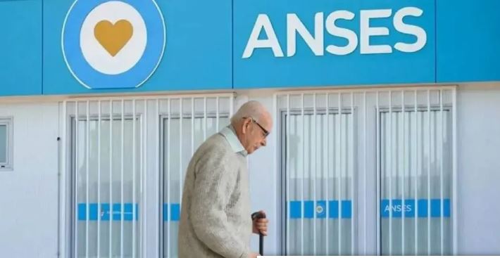 El Gobierno confirmó aumento del 4,58% de las jubilaciones para agosto y un bono de $70.000 para haberes mínimos