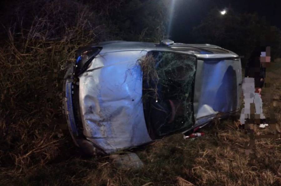 Una conductora perdió el control de su vehículo y volcó en la Autopista