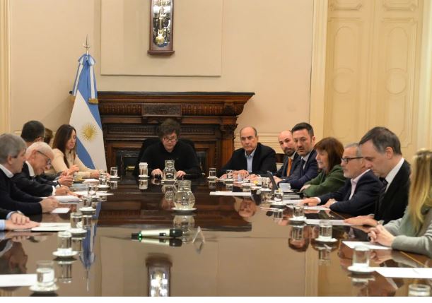 Javier Milei encabezó una reunión con equipo completo en medio de las denuncias contra Alberto Fernández