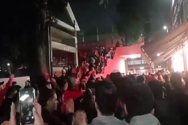 Hinchas Leprosos se manifestaron en el Coloso por el mal momento
