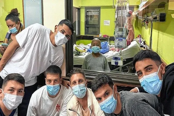 Los jugadores de Unión regalaron juguetes en el Hospital de Niños