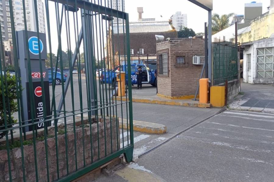 Robaron la camioneta de un funcionario en el estacionamiento de un supermercado