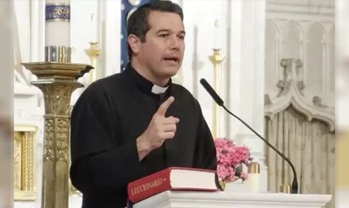 Expulsaron al sacerdote que organizó la reunión de legisladores con represores en Ezeiza