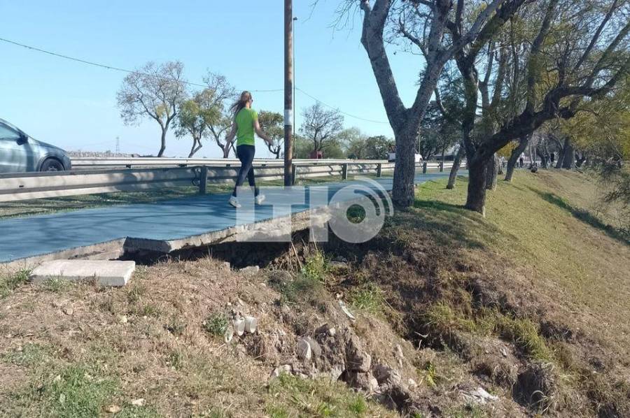 De nuevo se formó el socavón en el lado oeste de Av. Mar Argentino