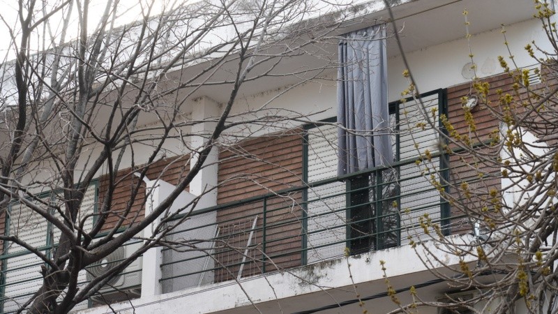 Una joven escapó por el balcón de un presunto ataque sexual 