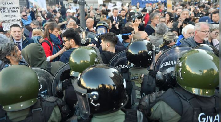 Reprimieron a los jubilados frente al Congreso durante una protesta contra el veto