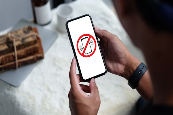 Psicología: qué indica que una persona tenga siempre el teléfono en silencio