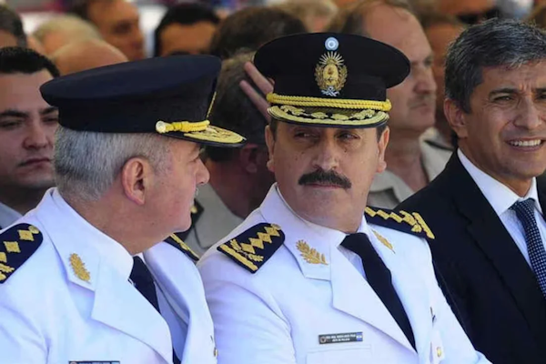 ¿Quién es el Seguridad de Talleres que le exhibió el arma a Merlos?