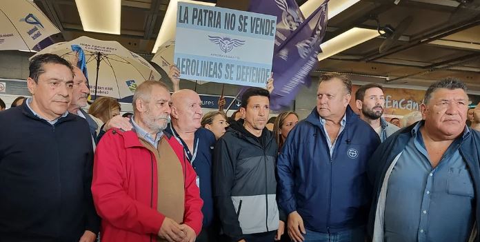 Los gremios aeronáuticos paran el viernes por 24 horas