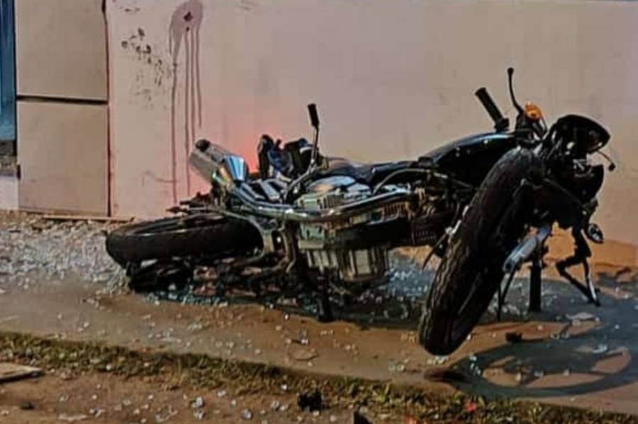 Accidente entre una moto y un auto: un hombre herido y en grave estado