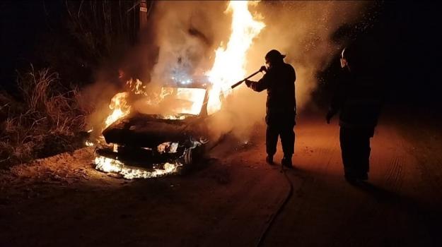 Un auto se prendió fuego cuando se dirigía a un reconocido bar 
