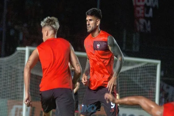 Toledo y Osella fueron interceptados e insultado por un hincha de Colón