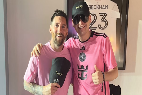 Sorprendieron a Bizarrap sin lentes ni gorra en un partido de Messi