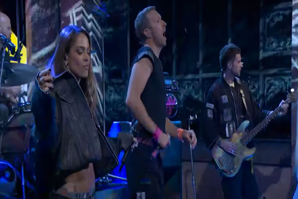 Tini Stoessel cantó con Coldplay en Saturday Night Live