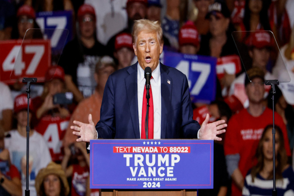 Trump culpa a Kamala Harris de que migrantes roben empleos a hispanos