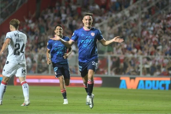 Unión derrotó claramente 2-0 a Newell ´s y sigue prendido arriba