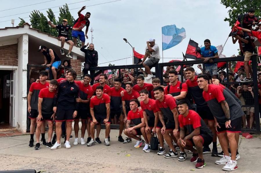 Emotivo banderazo de los hinchas de Colón antes del duelo con All Boys