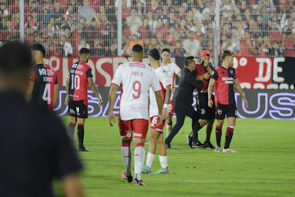 Huracán derrotó a Newell ´s por goleada en Rosario